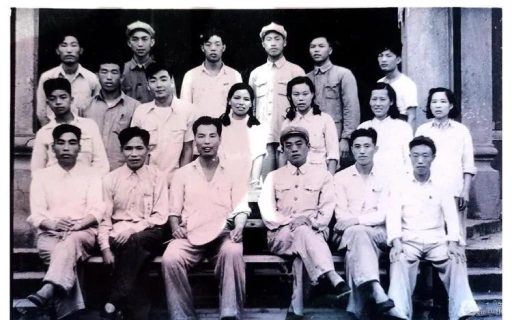 1950年春，东山县委县政府机关人员合影。前排左2为谷文昌#新锐创作者成长计划#