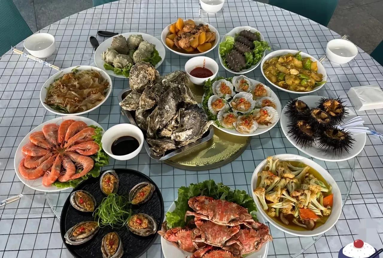 昨天朋友可我吃的
第一次吃这些，味道还不错
就是不知道这一桌得多少钱