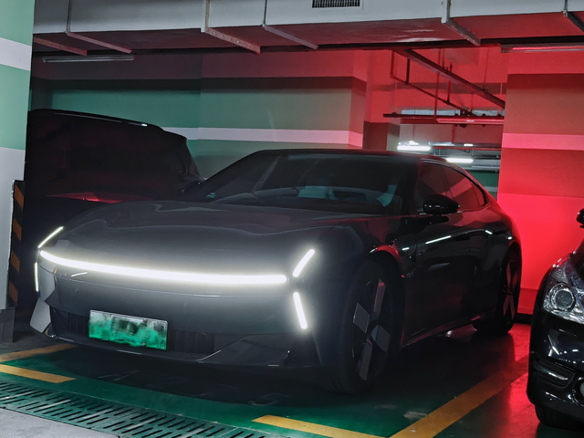 地下车库里的小鹏P7
拥有富士xm5相机后，想着给我爱车也拍几张照片吧
以为地下