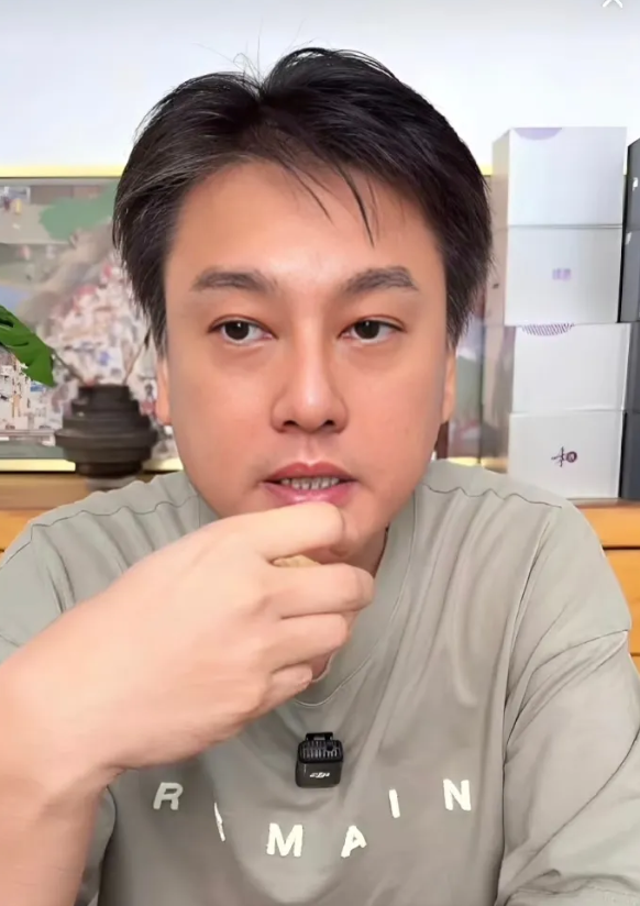 终于知道朱孝天婚礼，

为什么没人去了，

不是因为他的朋友不想去，而是因为别人