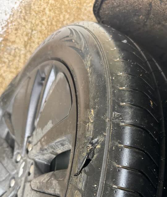 倒霉蛋又上拖车咯
轮胎是真的贵啊[流泪]
才提了88天就把轮胎磕破了
售后