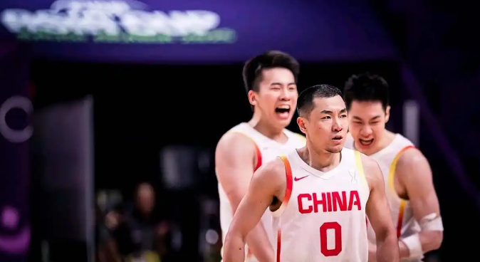 中国男篮时隔10年重返亚洲杯决赛冲上各大平台热搜前列。亚洲杯四强赛，中国男篮战胜
