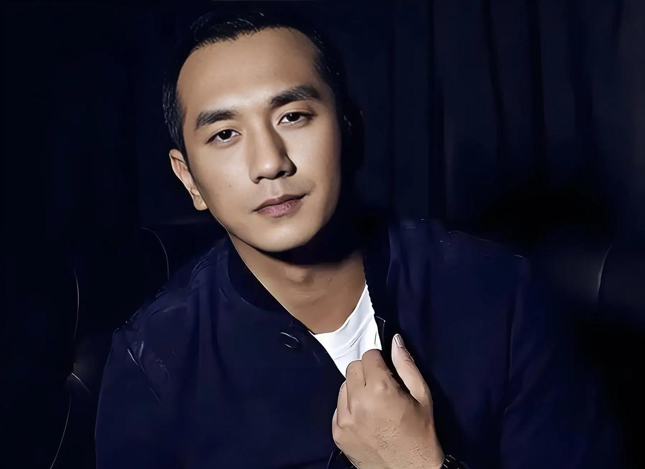 #黄觉# 黄觉：坚守文艺片的独特演艺路
黄觉的演艺之路，或许让不少人疑惑：为何演