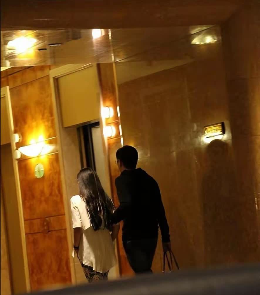 惊天大瓜！我发现好朋友的老公出轨了，怎么办？
今天带着闺女去逛商场，快到午饭的