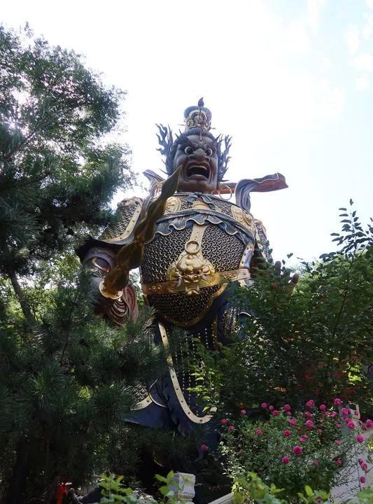 隋唐十八猛将个个战力非凡。单雄信手持120斤的金钉枣阳槊，骑风雷烈焰马，相当霸气