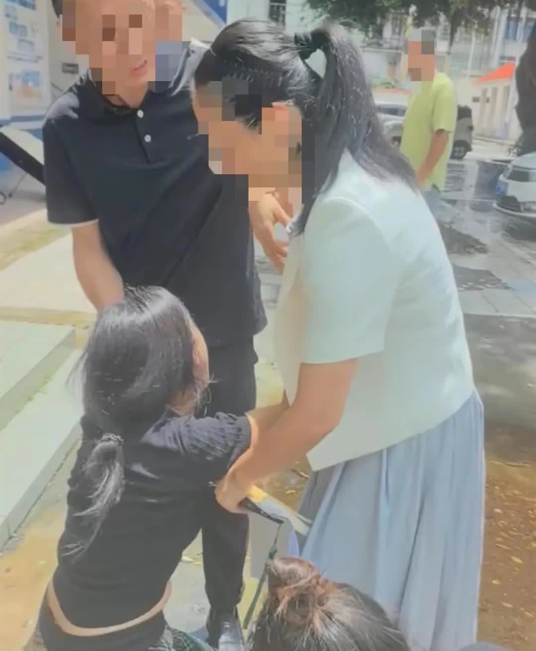 如果不出事故一家四口该是多么幸福的一幅画面！可惜这幅画面永远定格在男子31岁这年