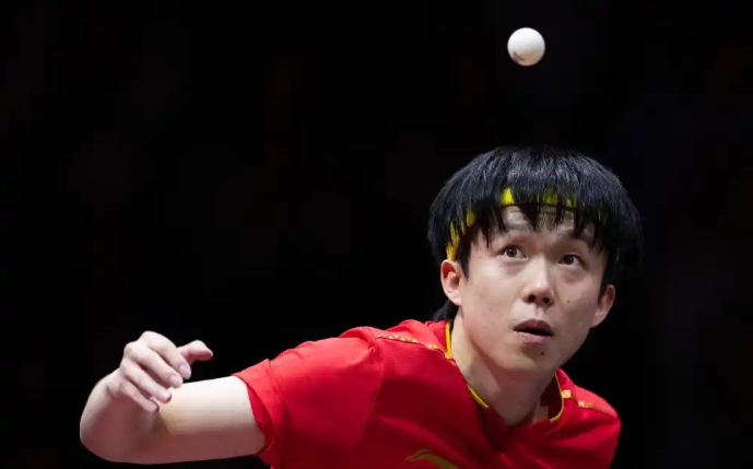 🎉 历史性时刻！202X年世乒赛男单决赛，中国选手王楚钦以4-2力克强敌，首度