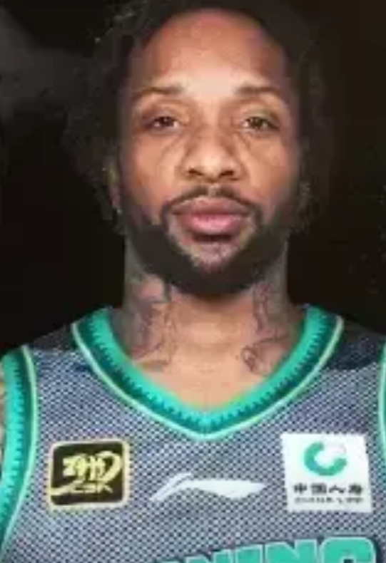大胆预测辽宁男篮明晚对阵广东的比赛辽宁会大比分输掉比赛，老化衰落的辽宁对阵节节攀
