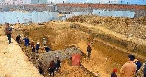 1965年，南京挖出一具父女合葬的墓，另外还出土了200枚完好的“仙丹”，专家知