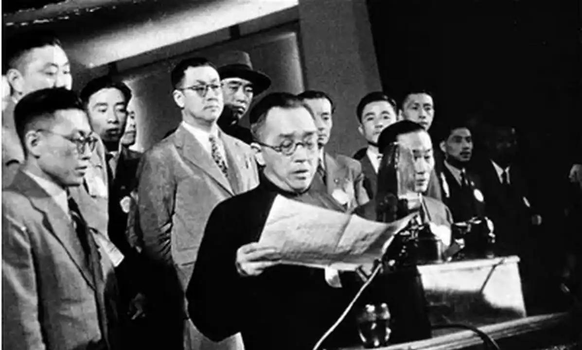 1961年，胡适在台湾发表演讲：“一个民族把裹小脚视为美感，上千年没人反抗，它又
