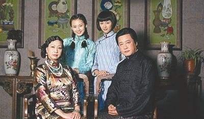 1904年，通房丫头李氏，站着侍奉丈夫与正妻长达33年。这日，她正在盛饭。谁知，
