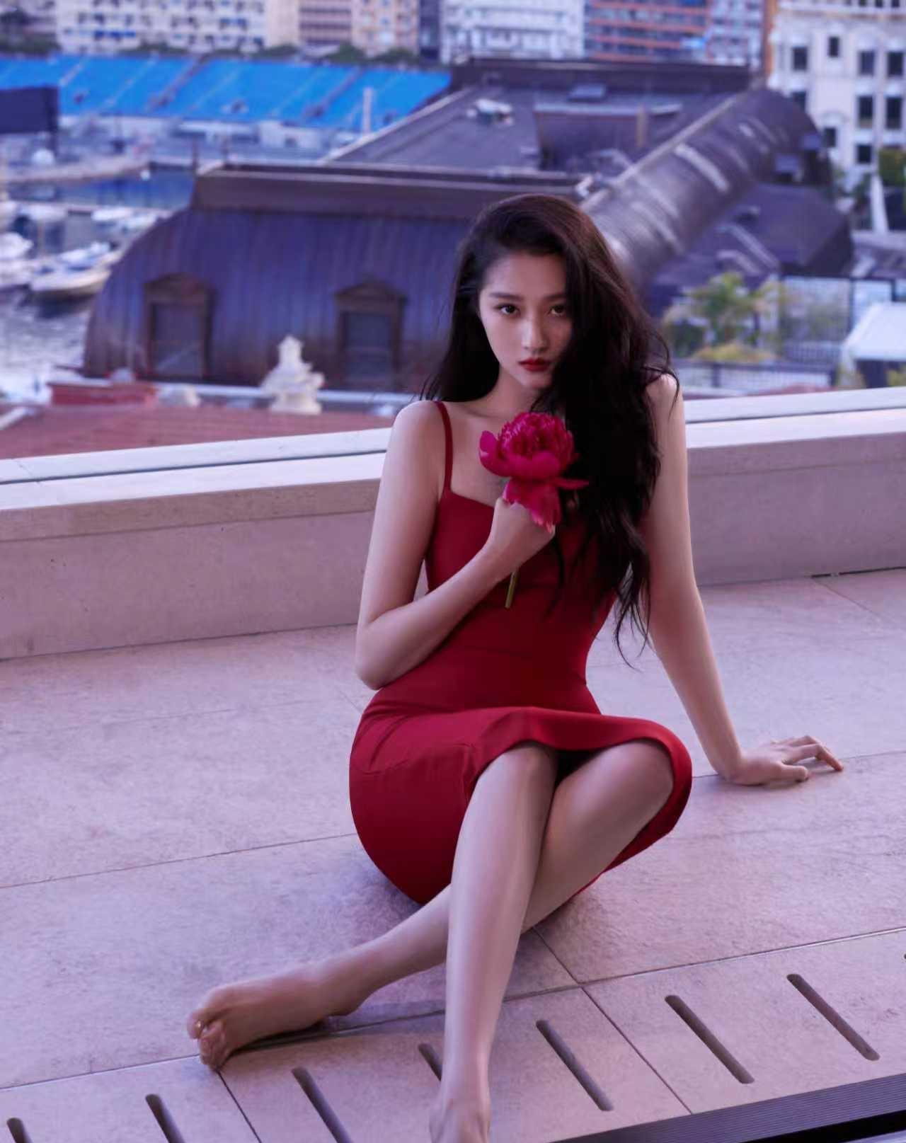 关晓彤纯色系美图欣赏
纯红纯黑纯白请焊身上
私以为红裙关晓彤最好看。[尬笑][尬