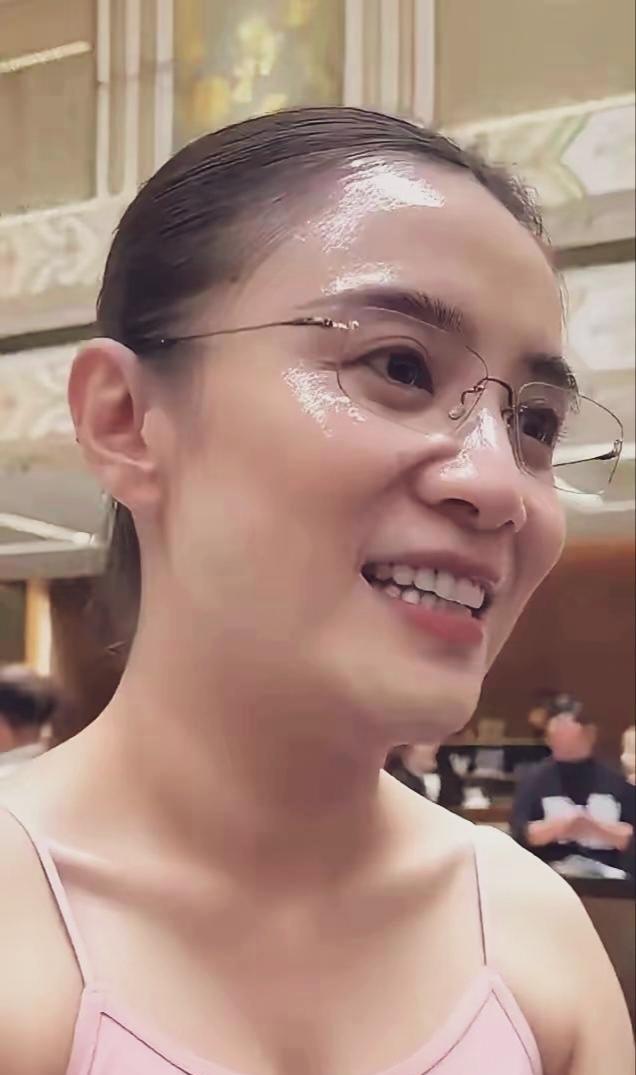 宋佳的脸是白里透着亮，亮里透着光！白白净净，嫩嫩的想捏一下！#宋佳#