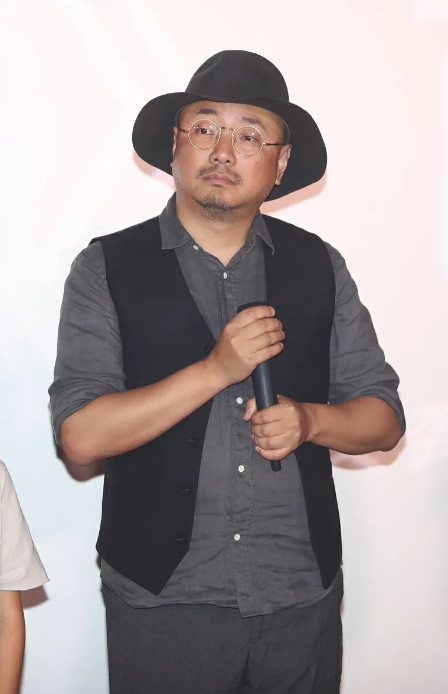 2002年，徐峥深夜开车回家，忘带钱包，车上只有14块钱，因1块钱被困收费站，徐
