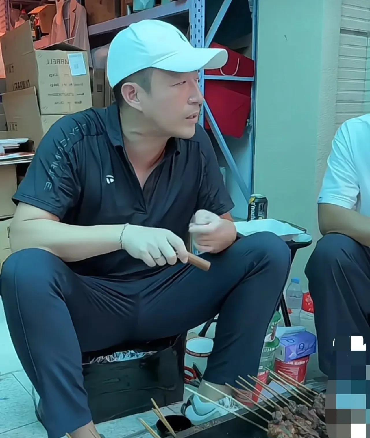 小汪总喜欢吃烤羊肉串，他小时候是爷爷奶奶带大的所以对长辈都会莫名的亲近。这不碰到