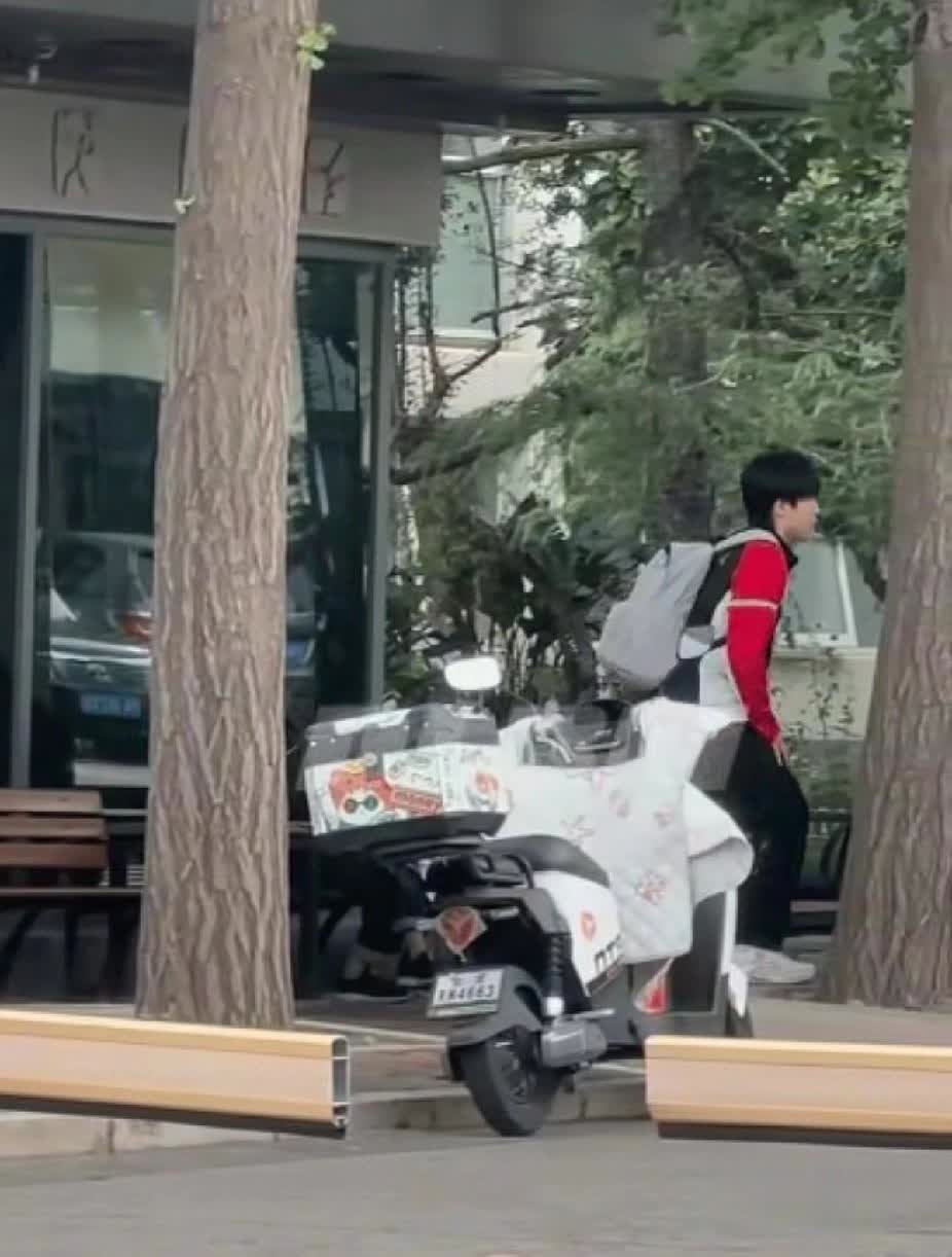 9.23 头哥今天还是和队友们一起乘坐大巴车上训[比心]

连着两天，都看到