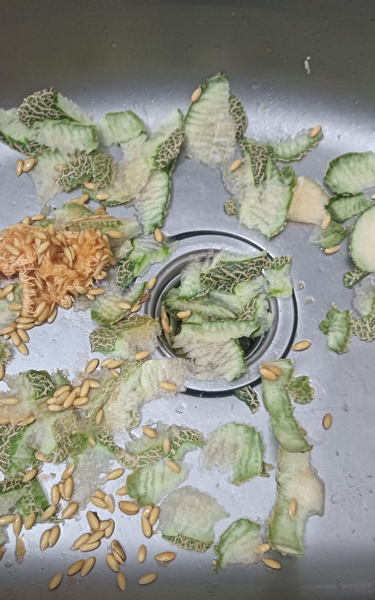 晚饭后我来到厨房，发现不知是谁又把哈蜜瓜皮削在水盆里了，也没清理。
明明我刚刚刷