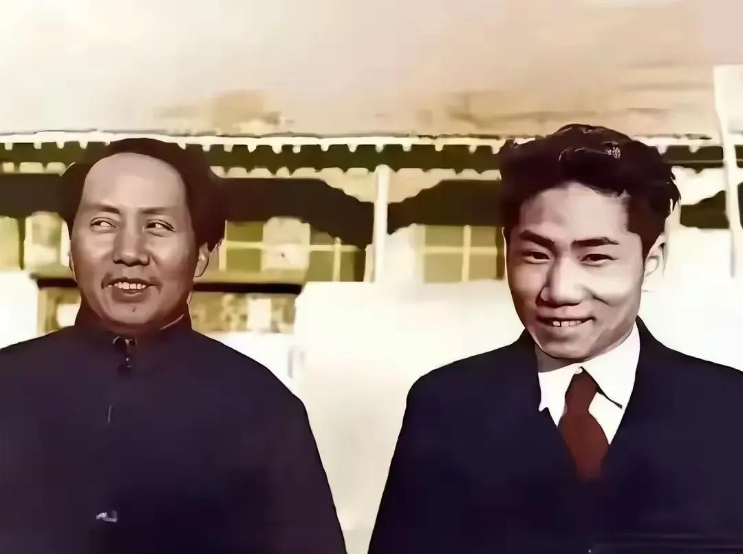 美好的画面，温暖的笑容。看到这幅伟人父子的珍贵照片，让人感动极了！
此时此刻，伟