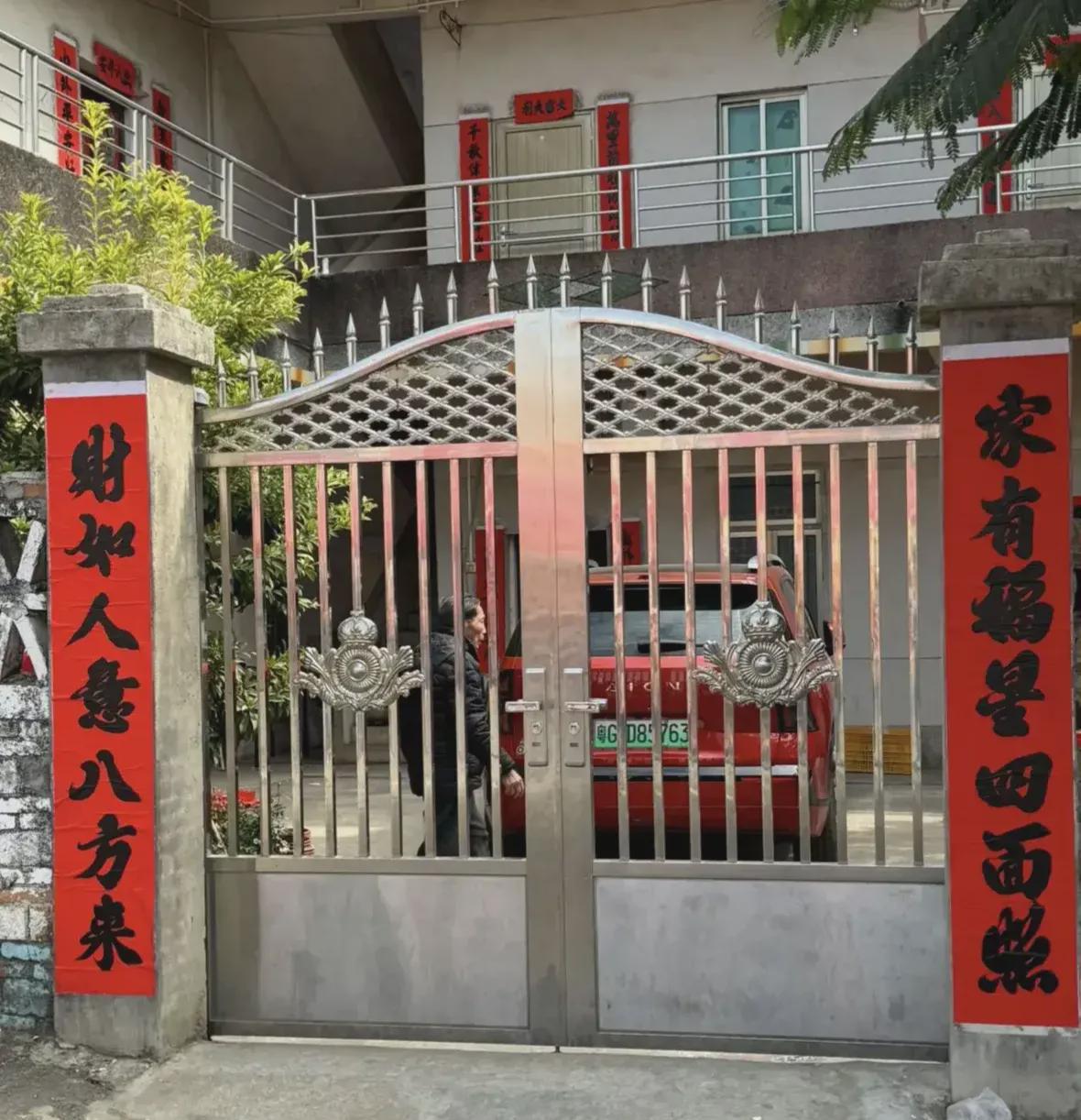 全红婵家乡的住宅大门，确实有些特别，竟然没有悬挂横幅。成名后，她家的老宅并未改建