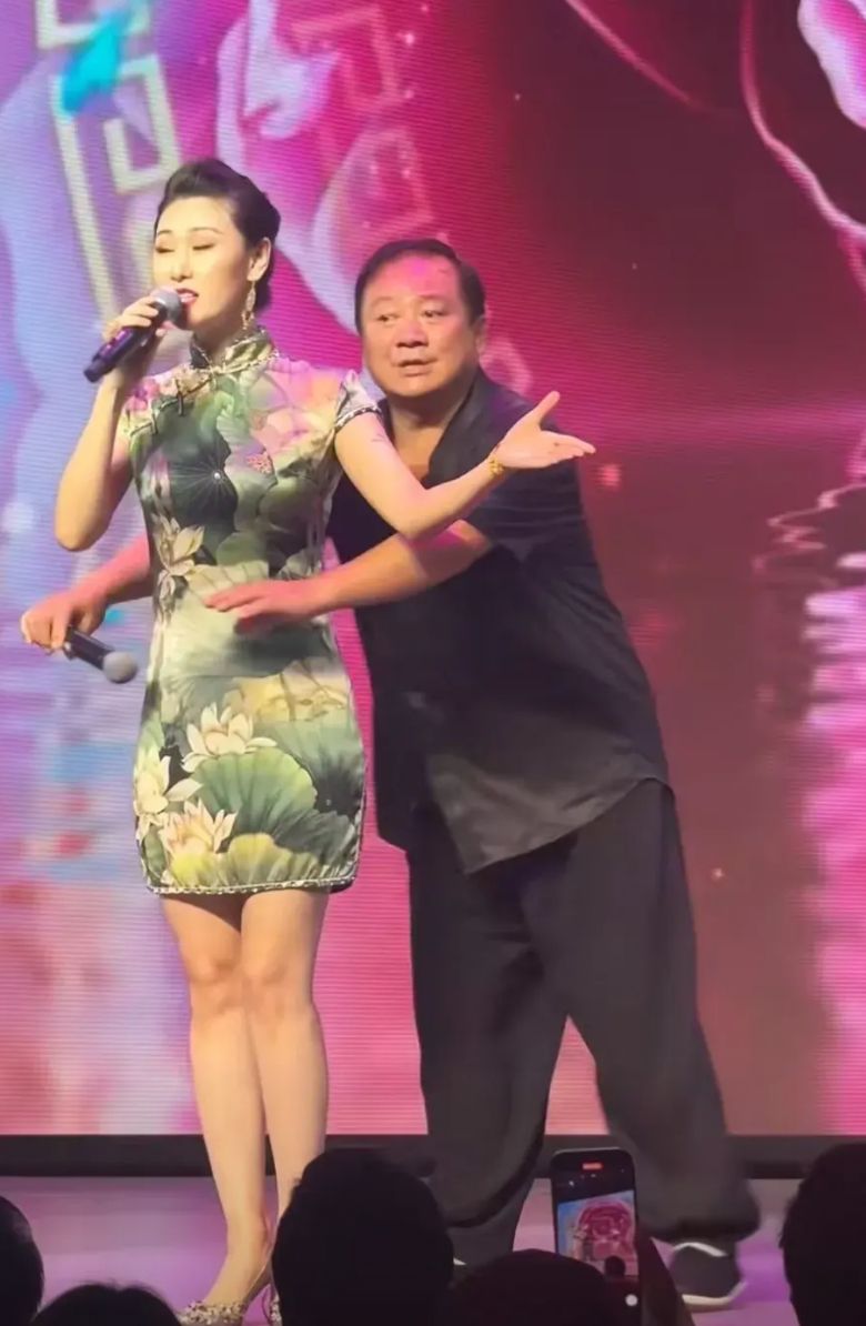 这是演了个啥？南京刘老根大舞台开业。

“谢广坤”扮演者唐鉴军领队演出，他最后压