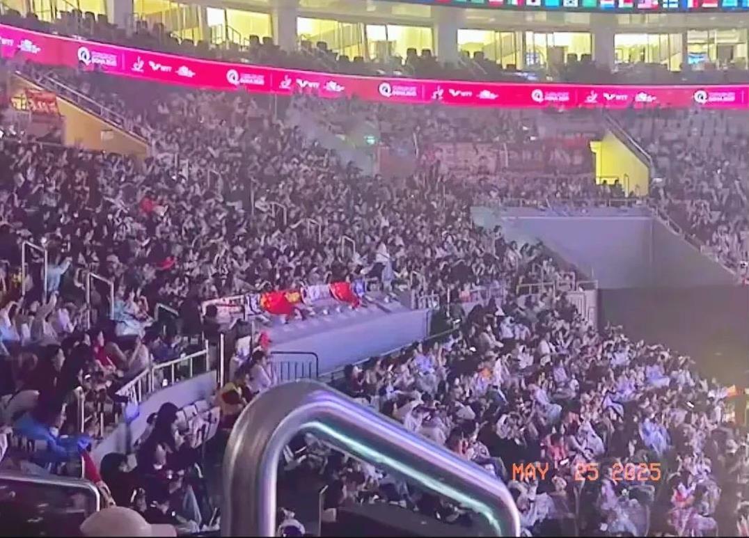 多哈世乒赛的现场坐满了来自中国的粉丝。
她们几乎都是穿着光鲜亮丽年轻漂亮的女性。