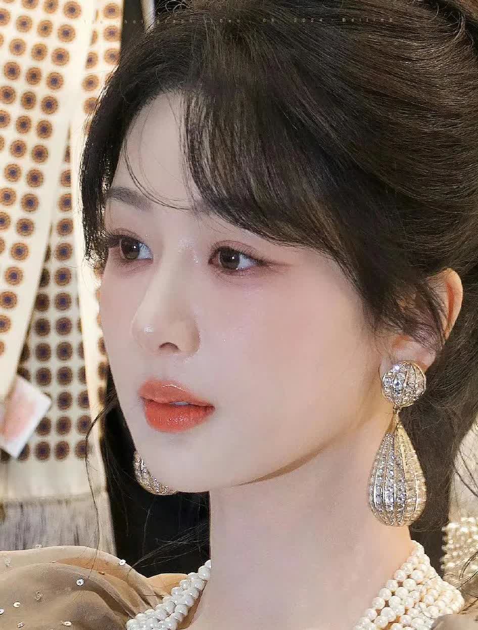 杨紫真是天选打工人，
你这个状态家人不担心吗？
万万没想到，杨紫竟然是这样的