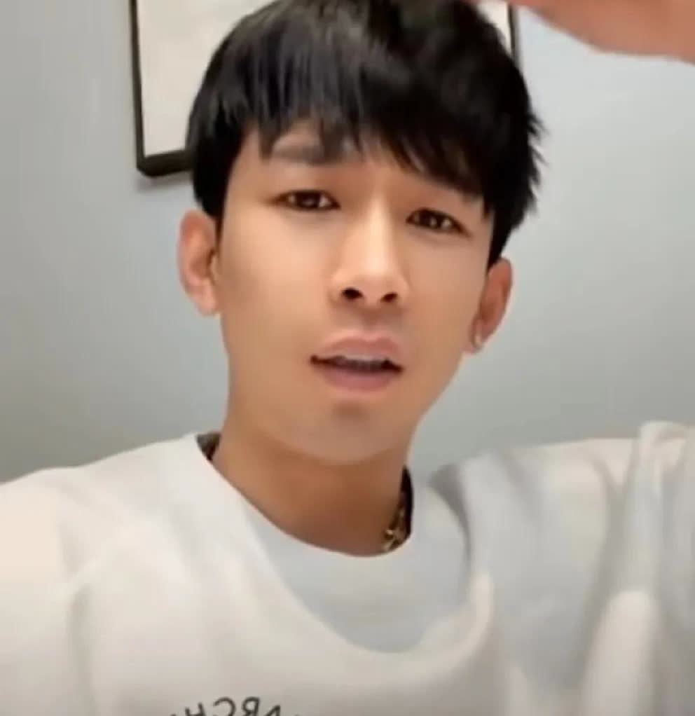 李天佑笑话仙洋手里剩下的钱都是徒弟赔的，看到他就感觉生活如此的美好！

  