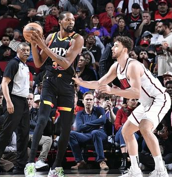 火箭不会与杜兰特提前续约，据美媒Fullcourtpass透露，火箭目前无意与杜