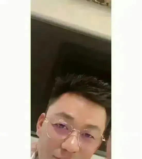 王宝强，人有钱可以基因突变。 #王宝强的乐观# #王宝强脸盆挡脸# #王宝强时尚