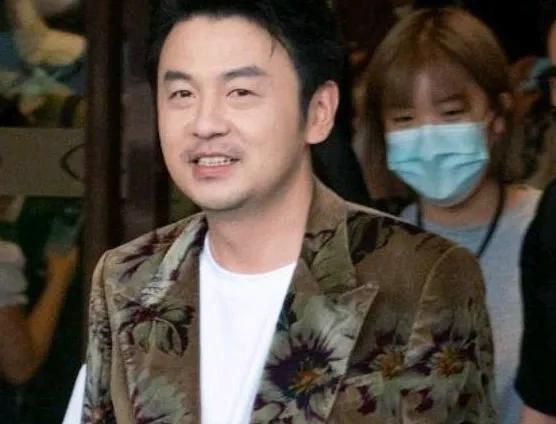 12年前，青涩的他被问到对老年生活的设想，自信放话老了也要张狂，满脸都是初入演艺