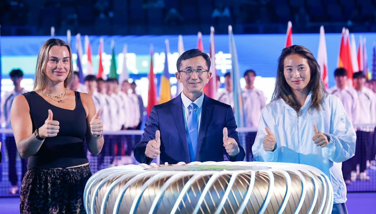 郑钦文和萨巴伦卡世纪合体来了！你敢相信她们两个人会凑到一起么？又是什么原因能让这