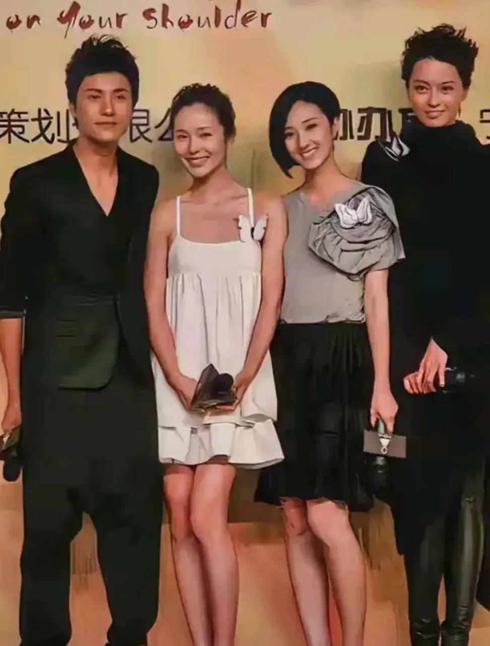 你能认出陈坤身旁两位美女是谁？