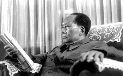 1953年3月，毛主席对着一个干部大发雷霆：“马上拉出去！枪毙！”一旁的周恩来也
