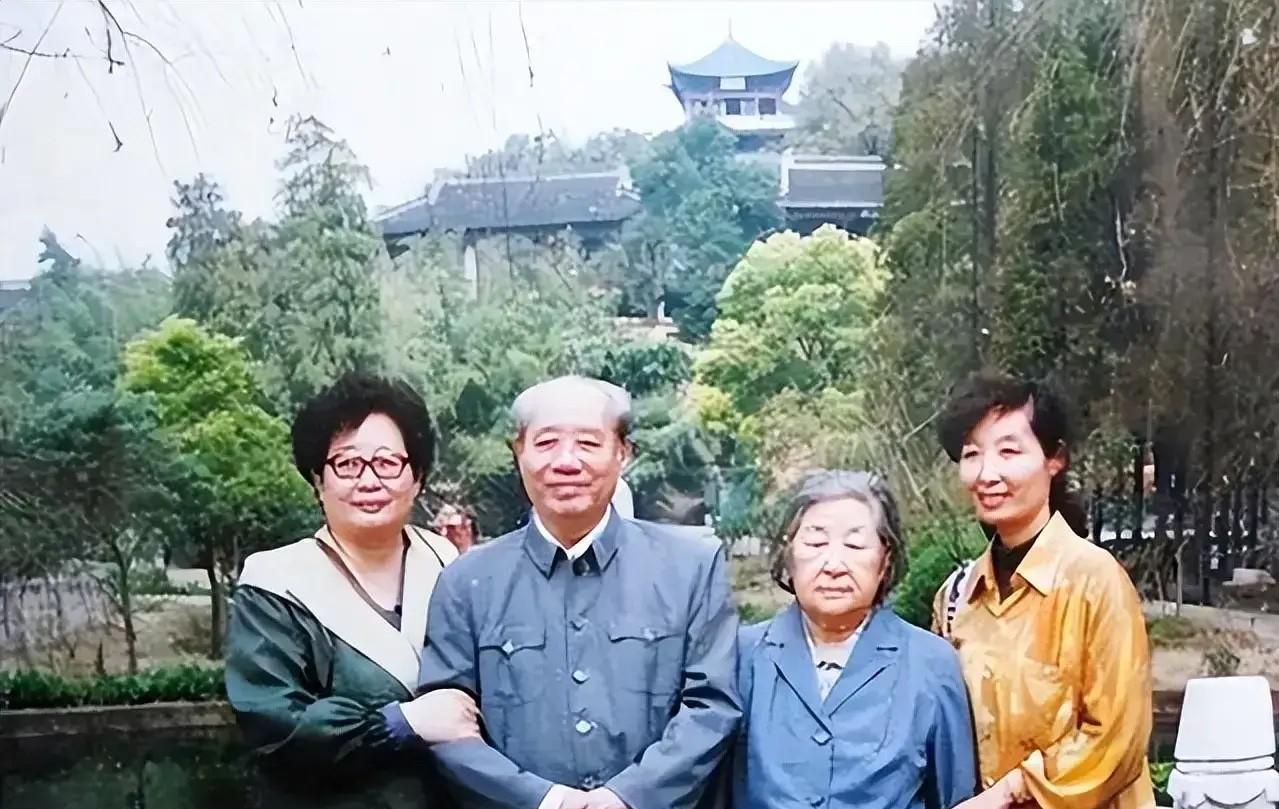 向忠于党忠于人民
忠于毛主席的好领导汪东兴将军致敬！