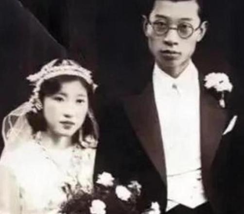 1966年，朱梅馥为傅雷准备好温水，等他服下剧毒药物后，她又帮傅雷摆正仪容，然后