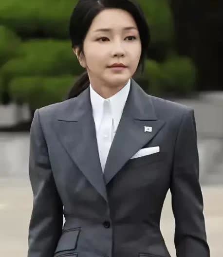 事到如今，金建希应该做出抉择了，不如主动检举尹锡悦，以获得李在明的原谅和庇护。最