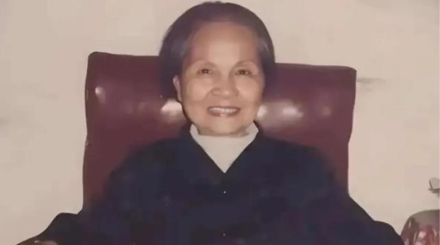 1953年冬天，一位中年妇女在中南海门外告诉警卫：“我是周恩来同志的妻子。”警卫