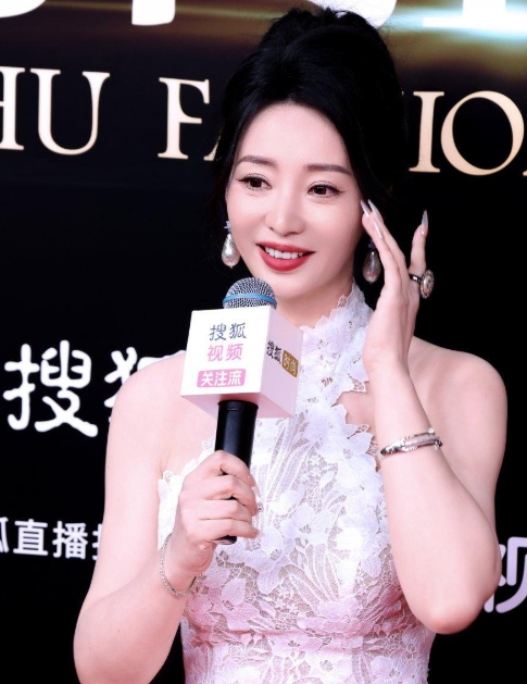 柳岩一袭白色蕾丝挂脖裙现身，恰到好处的剪裁勾勒出凹凸曲线，纤细腰肢与优雅仪态尽显