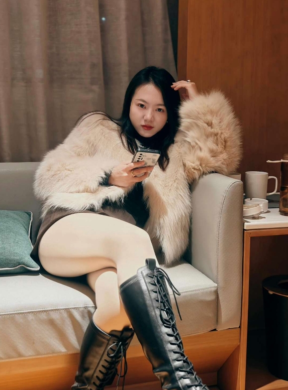 家里介绍的相亲对象，在我们县城开了一个服装店，朋友们看看怎么样。