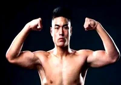UFC的魔鬼合同，输两场直接解约。

中国选手张名扬，现在就站在悬崖边。
