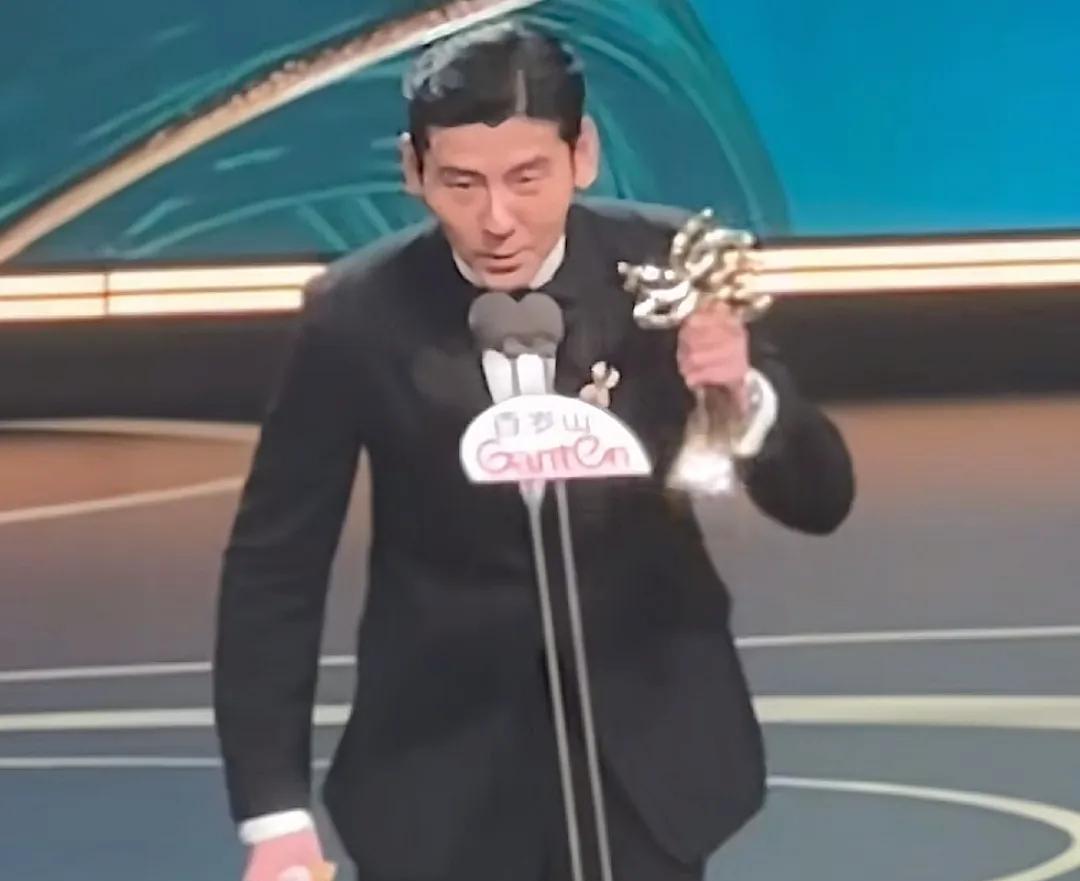 估计蒋奇明都没想到自己会获白玉兰最佳男配奖吧！
当得知自己获奖的时候，因为紧张，