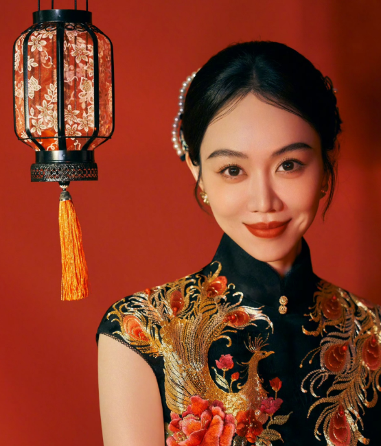 姜妍40岁了好友晒合影为其庆生
姜妍晒照庆祝40岁生日
照片中的她身穿黑色古典旗