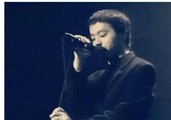 窦靖童，性格调和了父母，从仙佛踏到人间，音乐实力也暂时留在凡人境界。唉，是不是搞