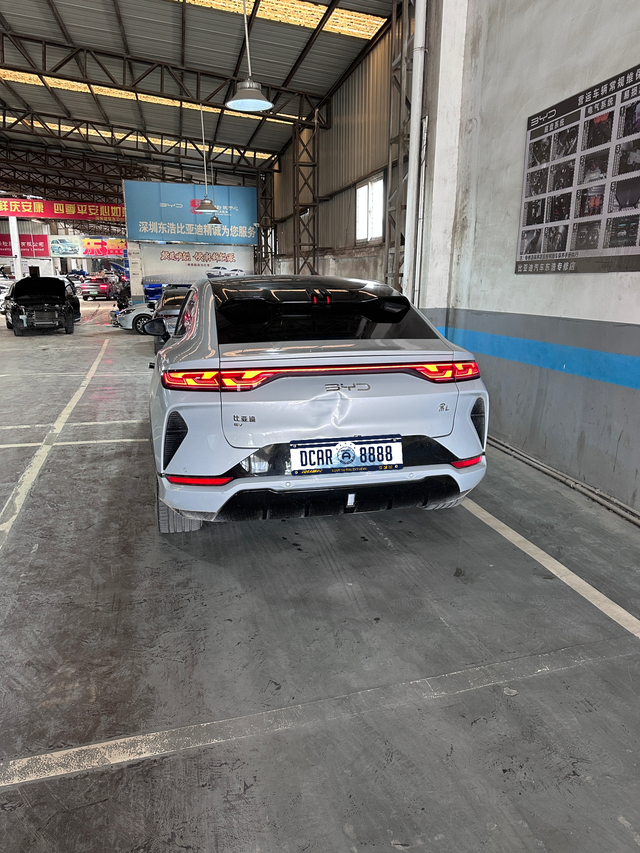 2850的车尾灯
每次看到老汉都以为是宋L，跑进去一看又不是，路上基本看不到，在