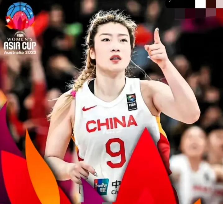 宫鲁鸣粗暴弃用李梦不应该。主教练既要做好技术指导，更要成为良师益友，做好球员的疏