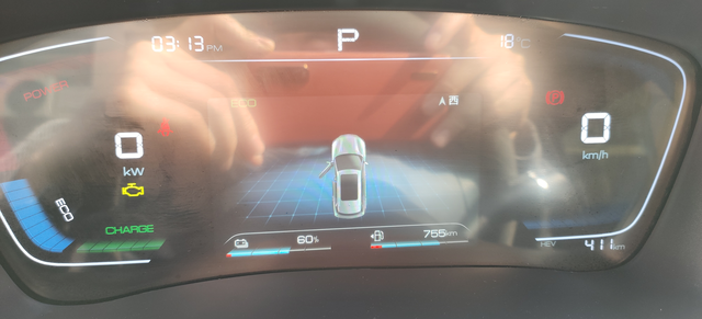 比亚迪又一个偷工减料的地方
仪表盘位置，两驱110旗舰版，仪表盘不是一整块是阉割