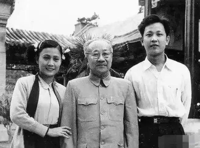 70年代的一个温馨瞬间，大将张云逸与家人相视而笑，眉宇间尽显柔情。
这张泛黄的老
