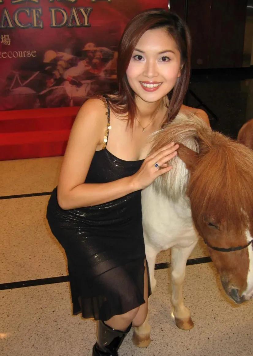 还记得这位亚视女星吗？销声匿迹很多年了
她年轻时就长得很成熟妩媚，极具辨识度的，