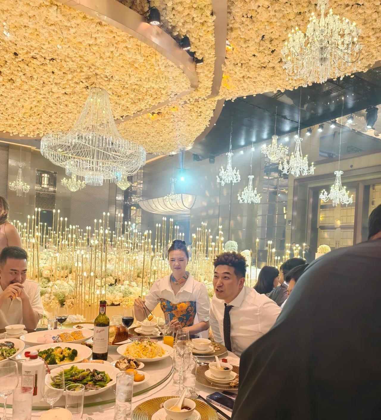 吴冠希和张常宁在上海参加婚礼一起搂席吃，吴冠希已经发福严重张常宁身材依旧盘靓条顺
