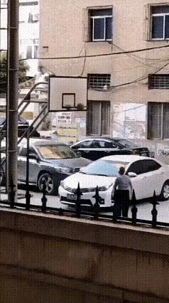 这是篮球场，
私自停车，
后果自负！